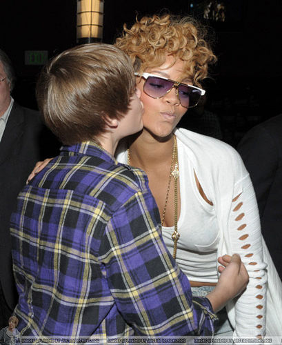  JB beijar Rihanna!