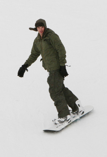  Kellan Lutz Goes Snowboarding