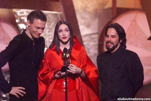  Мадонна accepting an award with William Orbit at the Grammy Awards (February 24 1999)