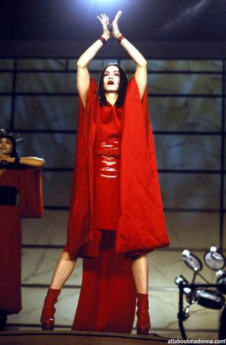 マドンナ performing ‘Nothing Really Matters’ at the Grammy Awards (February 24 1999)
