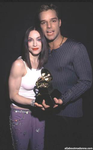  麦当娜 with Sheryl Crow, Shania Twain and Ricky Martin at the Grammy Awards (February 24 1999)
