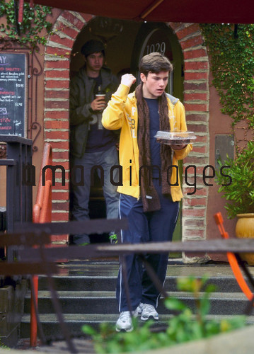  The Glee cast goes out for lunch!