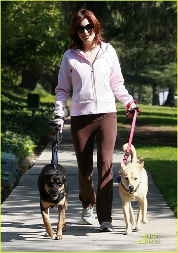  Kate Walsh dotes on her Cani
