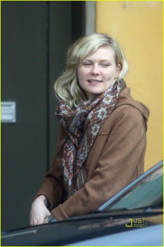  Kirsten Dunst is LAX Lovely