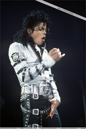  MICHAEL AND HIS CROTCH!! <3 :P