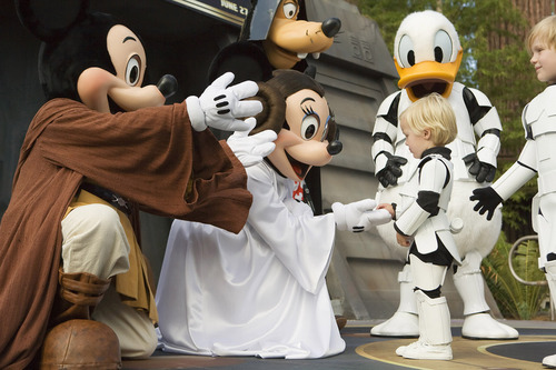 Mickey and Minnie and Goofey as Luke Leia and Vader