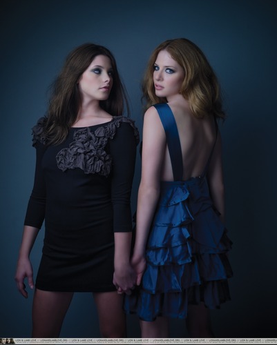  New/ Old fotografias of Ashley and Rachelle from H Magazine