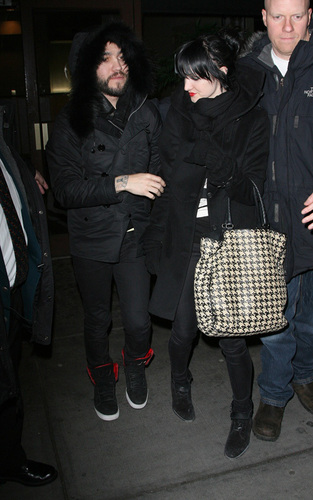  Pete Wentz and Ashlee Simpson at Madison Square Garden (Feb 3)