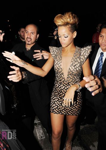  রিহানা arriving at 2010 Grammy Awards afterparty - February 1, 2010
