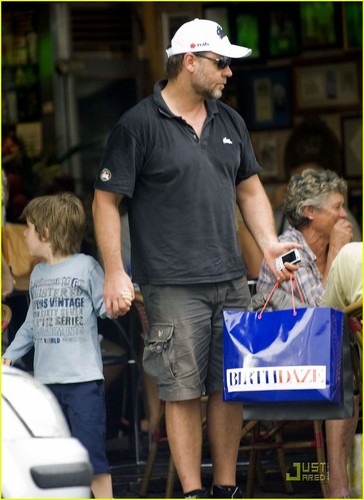  Russell Crowe: Father & Son Bonding