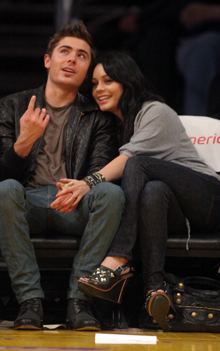  Zac and Vanessa at a 篮球 game (Feb 3)