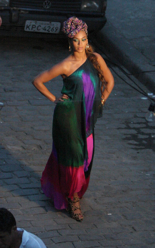  Beyonce shooting 'Put it in a Love Song' Video