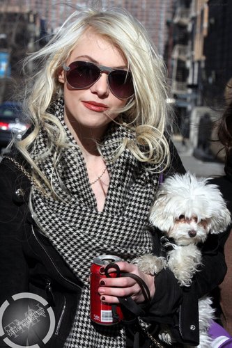  Feb 8: Taylor on set of 'Gossip Girl' with cachorro, filhote de cachorro in NYC [HQ]