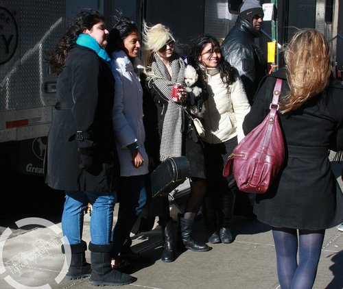 Feb 8: Taylor on set of 'Gossip Girl' with puppy in NYC [HQ]