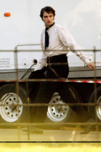  New 写真 of Robert Pattinson on Bel Ami Set