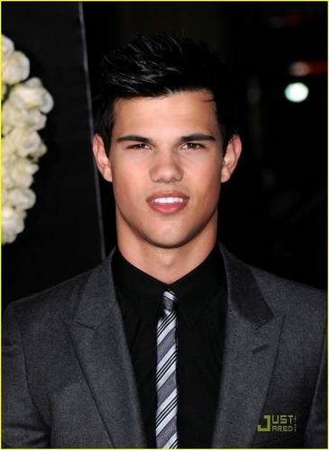  Taylor Lautner At The ‘Valentine’s Day’ Premiere