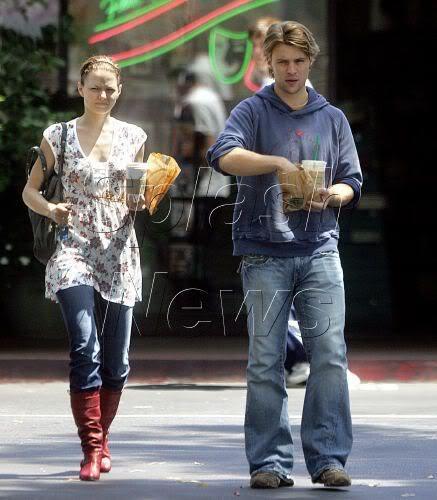  2006 - with Jesse Spencer picking up a morning coffee at Beverly Hills 星巴克 - 16.08