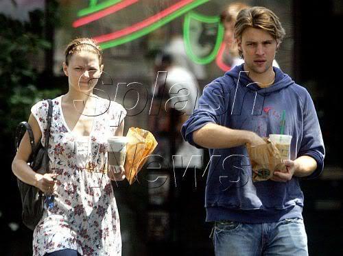  2006 - with Jesse Spencer picking up a morning coffee at Beverly Hills 스타벅스 - 16.08