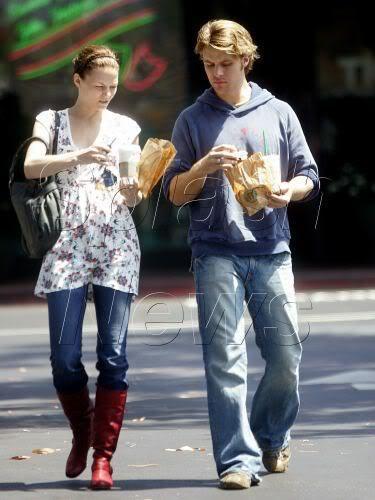  2006 - with Jesse Spencer picking up a morning coffee at Beverly Hills Starbucks - 16.08