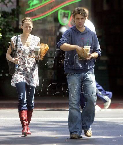  2006 - with Jesse Spencer picking up a morning coffee at Beverly Hills Starbucks - 16.08
