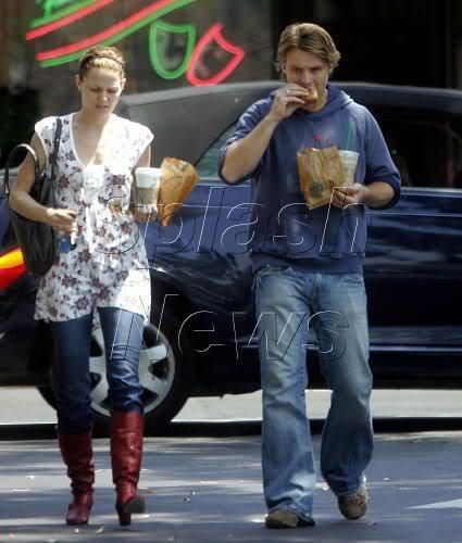  2006 - with Jesse Spencer picking up a morning coffee at Beverly Hills स्टारबक्स - 16.08
