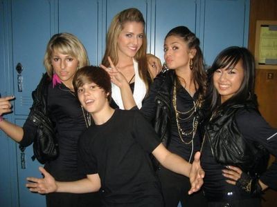  Justin Bieber girls reunion