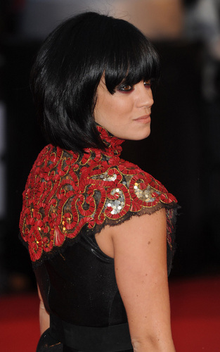  Lily at the Brit Awards 2010 (Feb 16)