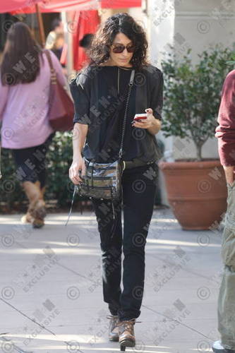  Lisa shopping in LA 16 feb. 2010