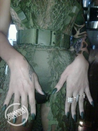  Rihanna shows off nails done door Kimmie Kyees