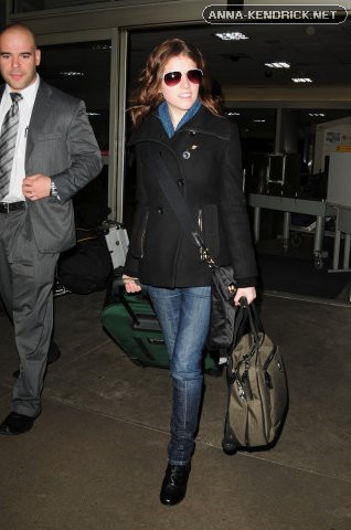  Arriving in LAX after attending the BAFTA's in 伦敦 [2/23/10]