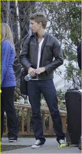  Austin Butler: On set of Life Unexpected