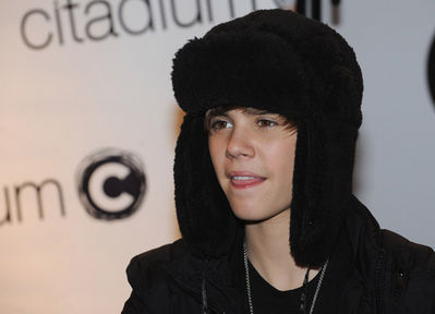  Events > 2010 > February 22nd - Justin Bieber Meets fan At Citadium In Paris