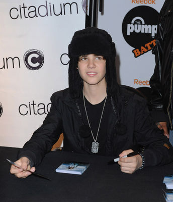  Events > 2010 > February 22nd - Justin Bieber Meets peminat-peminat At Citadium In Paris