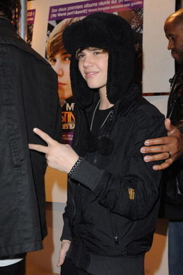  Events > 2010 > February 22nd - Justin Bieber Meets অনুরাগী At Citadium In Paris