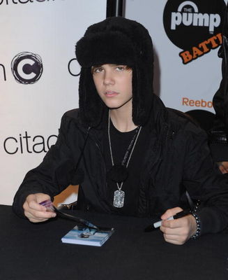  Events > 2010 > February 22nd - Justin Bieber Meets شائقین At Citadium In Paris