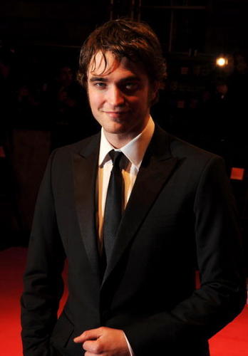  thêm Pictures of Rob Pattinson at BAFTA (02.21.10)