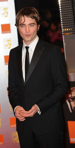  lebih Pictures of Rob Pattinson at BAFTA (02.21.10)
