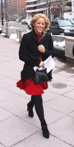  夏奇拉 arrives at the World Bank in Washington, DC - February 22