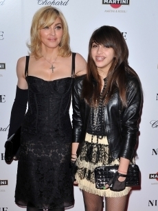  麦当娜 and her daughter at "nine" premiere