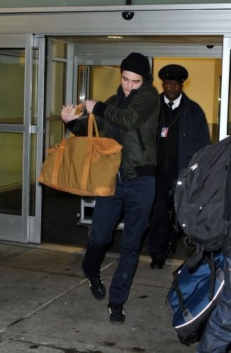  5 Brand New Fotos Of Robsten Arriving in NYC