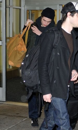  5 Brand New picha Of Robsten Arriving in NYC