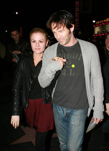 Anna Paquin and Steven Moyer oustide the Radiohead charity संगीत कार्यक्रम
