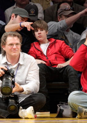  Candids > 2010 > February 28th - Lakers Game