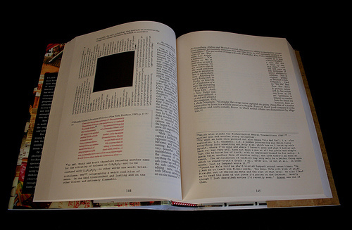  House of Leaves - Open Book