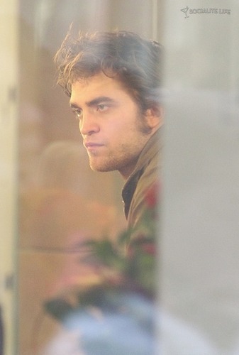  New Pictures of Robert Pattinson Leaving the ‘Today Show’