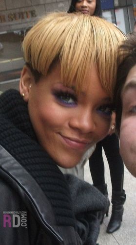  Rihanna and a shabiki in London - February 25, 2010