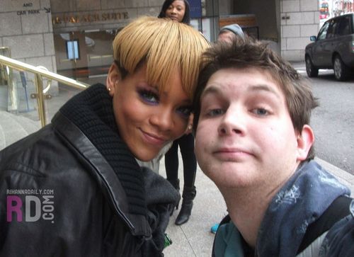  Rihanna and a peminat in London - February 25, 2010