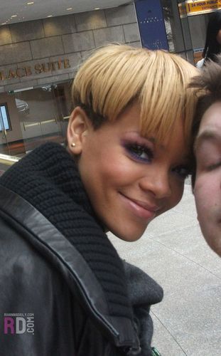  Rihanna and a fan in Londres - February 25, 2010