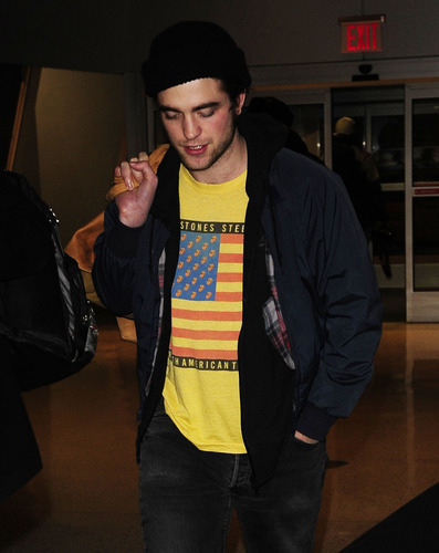  Robert Pattinson Leaving New York City