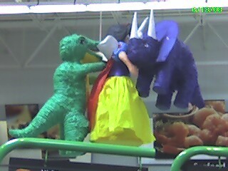  Snow White being attacked oleh dinosaurs!! =O